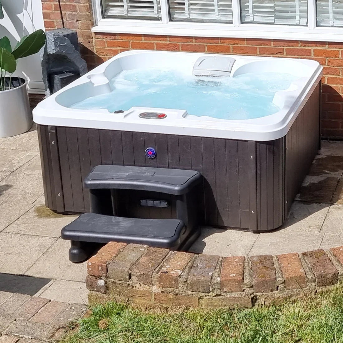 CanadianSpaManitobaAIPatioSpa4Person14Jet172x154cm
