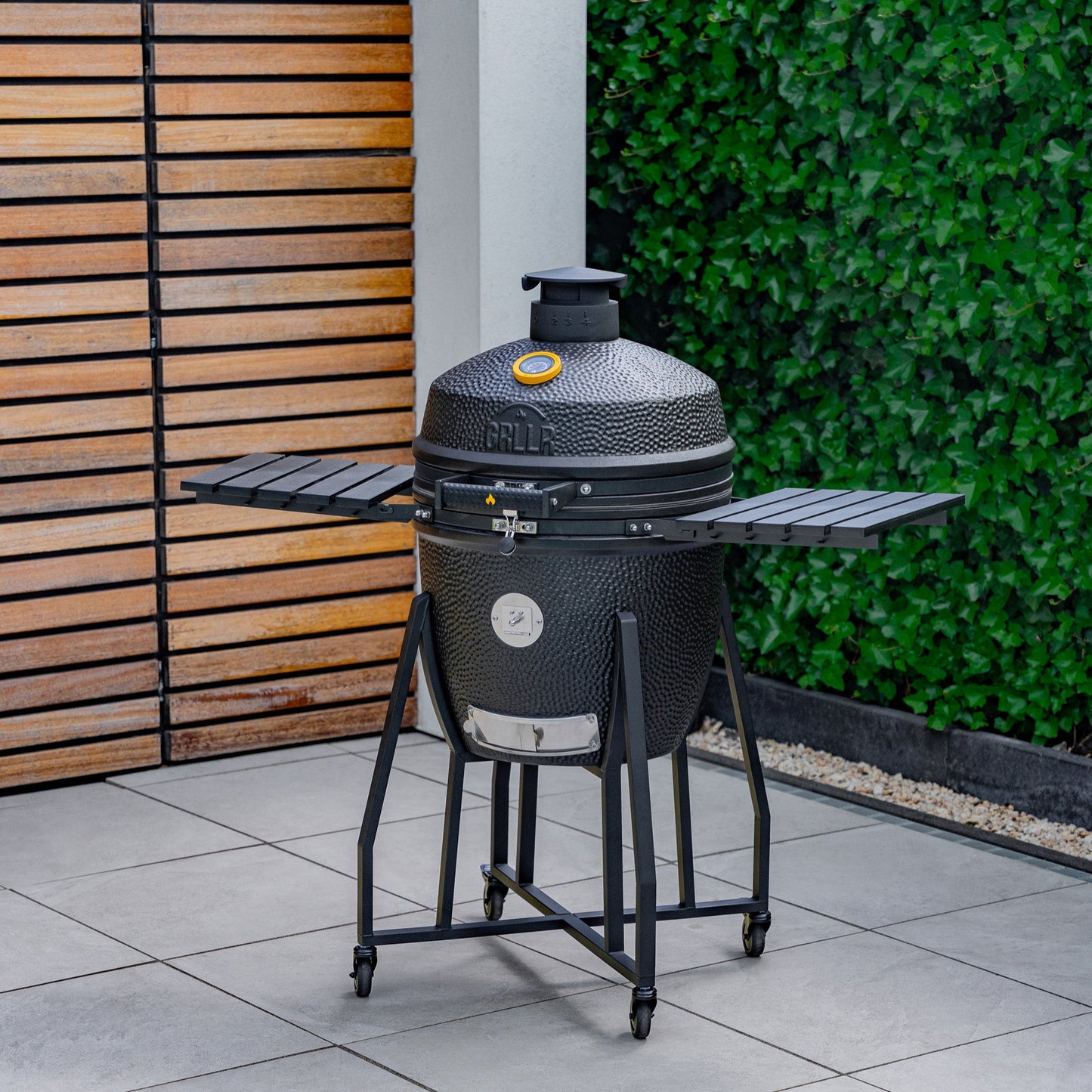 GRLLR Kamado's Ember Classic 22 inch Matte Black Charcoal