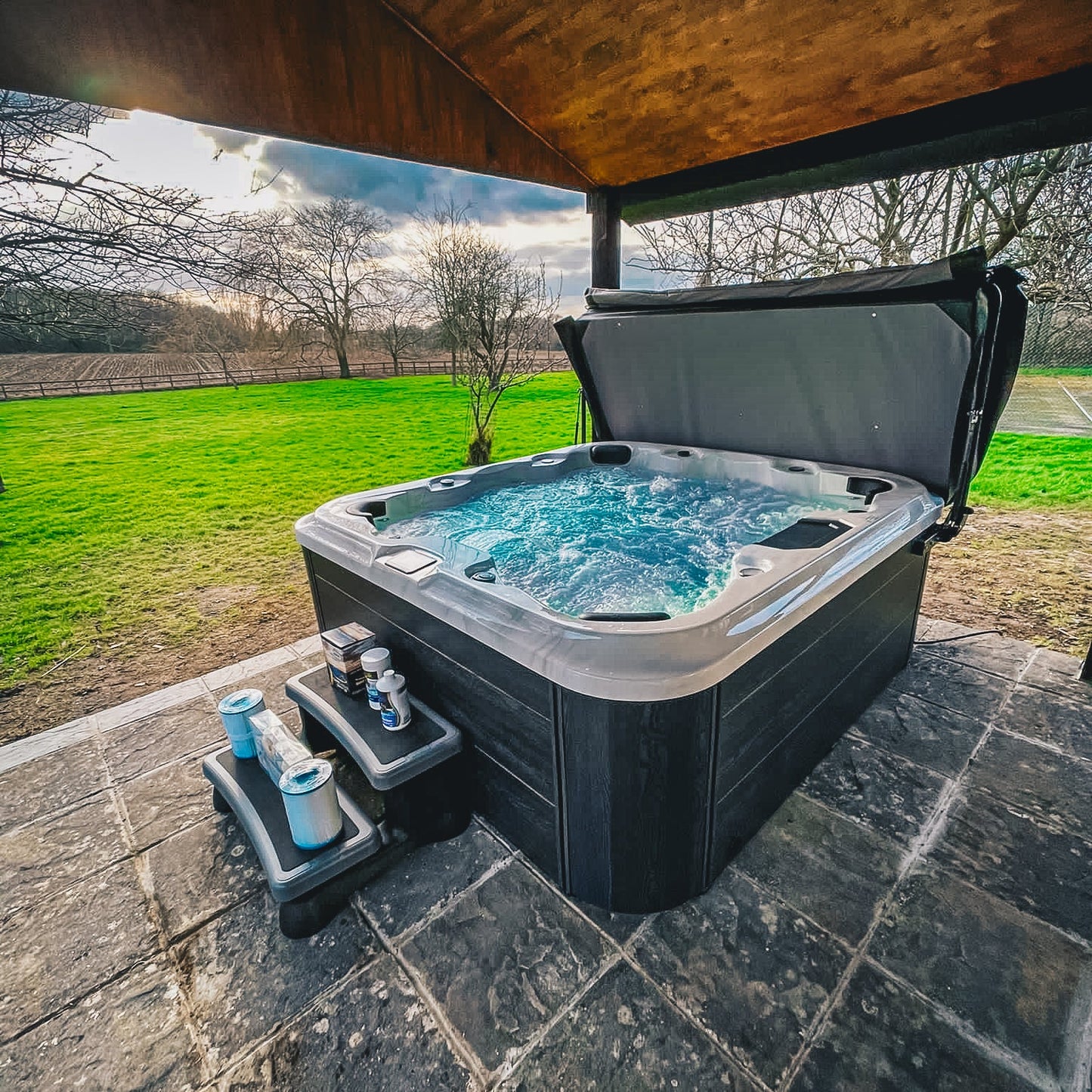 H2O Hottubs 7000 Series 32A Twin Pump